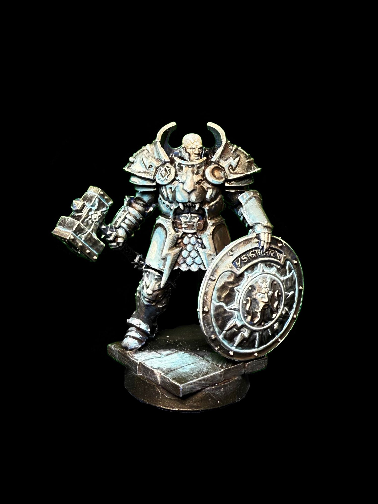 Guerrier Fantasy en armure lourde, avec un bouclier rond et un marteau de guerre.