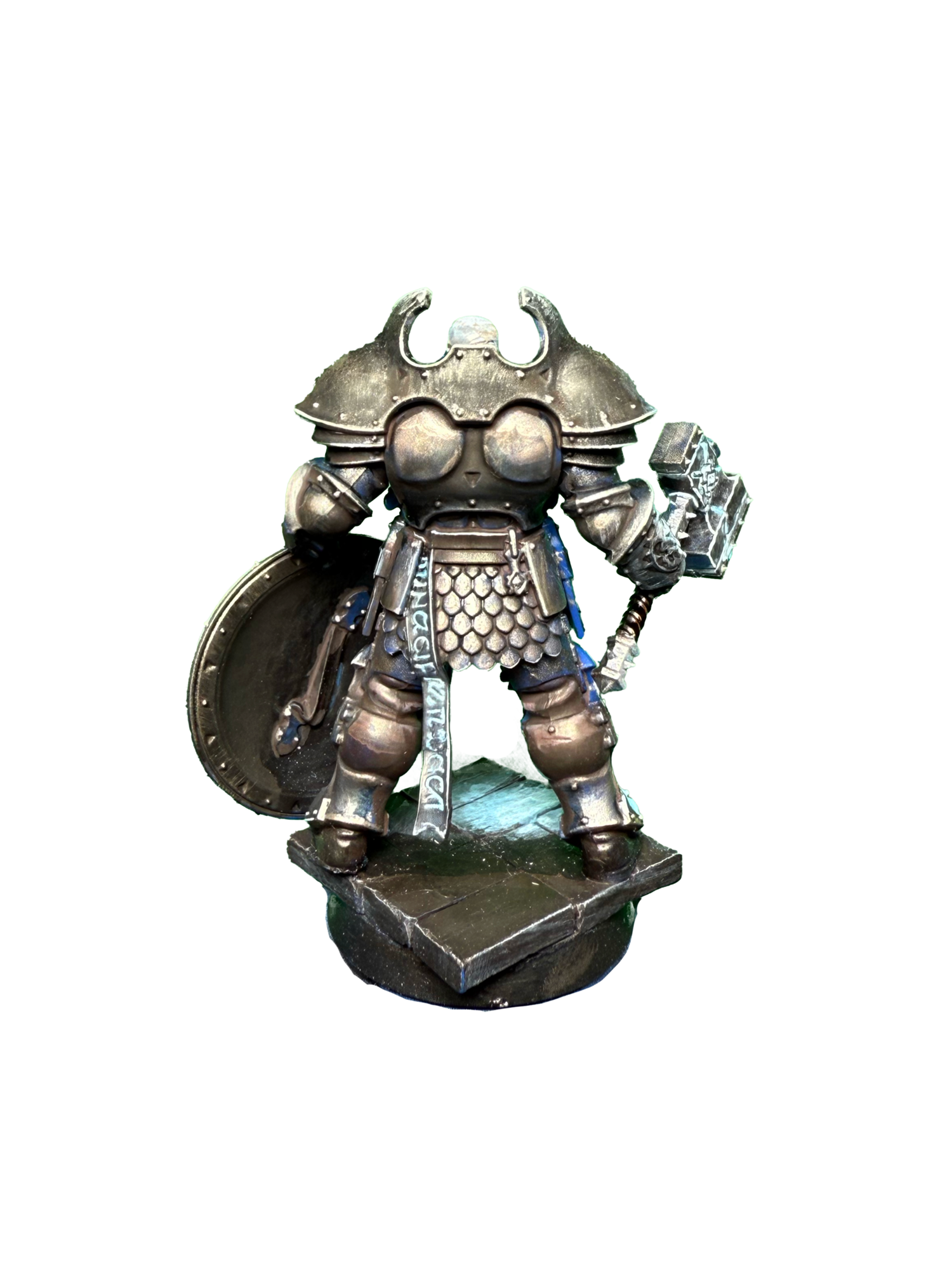 Guerrier Fantasy en armure lourde, avec un bouclier rond et un marteau de guerre. Vue de derrière